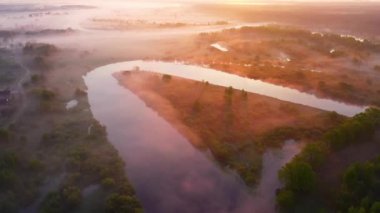 Sisli nehir üzerinde güzel gün doğumu. Hava manzarası. Doğal manzara