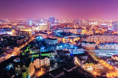 Minsk'te yüksek binalar ve sokaklar geceleri aydınlatıldı