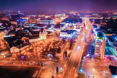 Merkez sokak gece aydınlatılmış, hava şehir manzarası