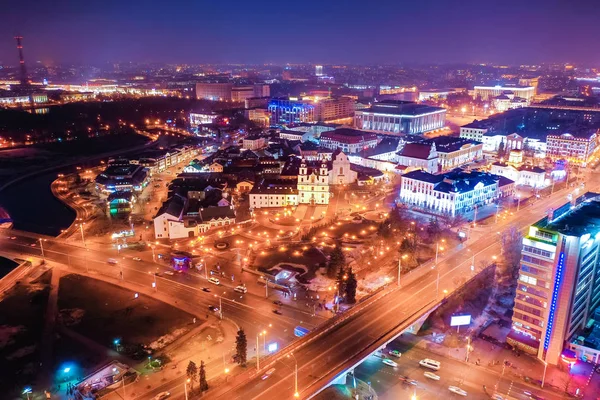 Minsk'te aydınlatılmış eski ve modern mimari, havadan görünüm — Stok fotoğraf