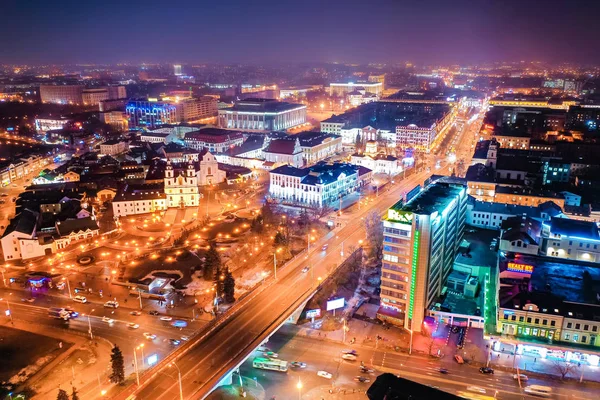 Büyük şehir ışıkları ana cadde boyunca parlayan, havadan görünümü — Stok fotoğraf