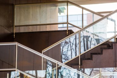 Cam ile dekore edilmiş dış merdivenler. Modern mimari