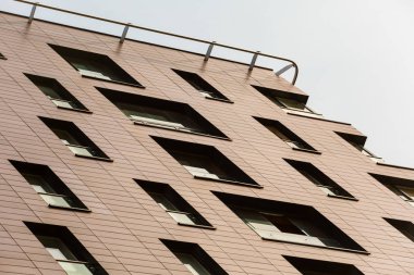 Gökyüzü arka planda Hi-tech yüksek katlı bina. Çağdaş mimari