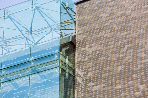 Vidro e tijolo padrão de perto. Conceito de arquitetura moderna — Fotografia de Stock
