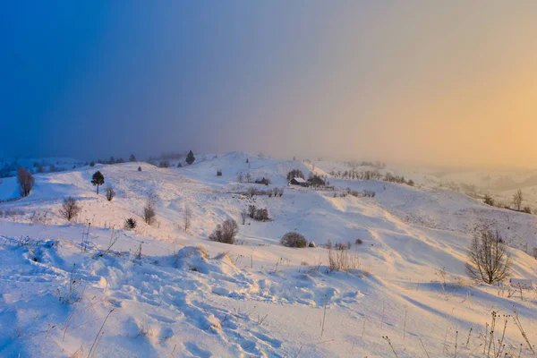 Barevné ráno v horách. Zimní krajina. Nádherné ráno — Stock fotografie