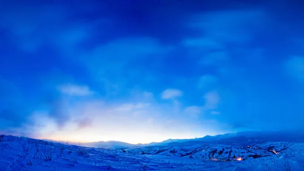 Magischer Sonnenaufgang in den Bergen. Winterlandschaft. schöne blaue s — Stockfoto