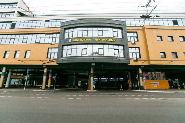 Gente che cammina per strada. Ingresso centrale alla stazione degli autobus di Minsk — Foto Stock