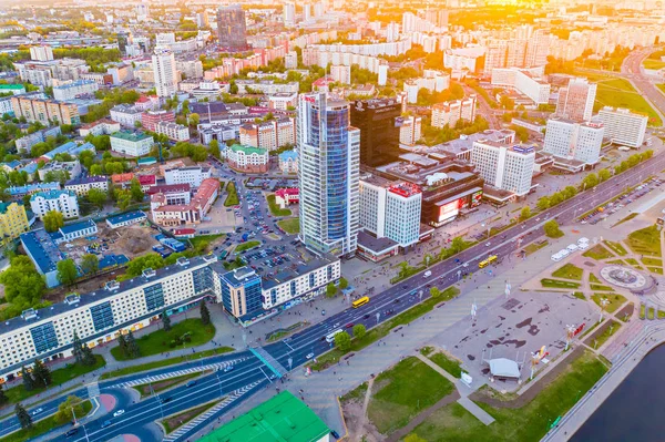 Движение общественного транспорта по главному проспекту Минска. Столичный воздушный пейзаж — стоковое фото