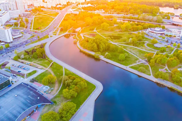 Rivier stroomt langs groene ruimten in Minsk, Wit-Rusland. Lucht landschap — Stockfoto