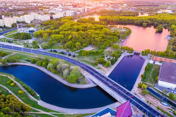 Řeka teče v centru města. Letecká krajina Minsk — Stock fotografie