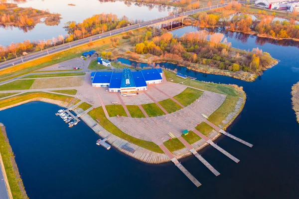 Roeikanaal gelegen in de stad Brest, luchtfoto landschap — Stockfoto