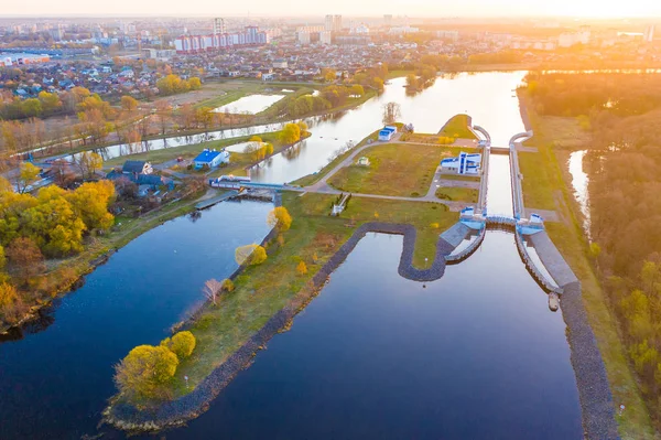 Roei steiger gelegen in het kanaal in stedelijk gebied — Stockfoto