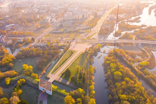 Brest stad verlicht met felle zon in de ochtend. Industrieel landschap — Stockfoto