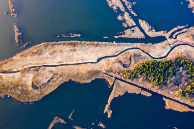 Kuru toprak parçasını çevreleyen sular, havadan manzara. Güzel kırsal manzara