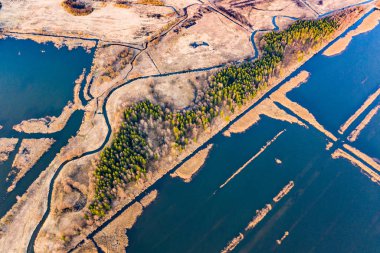 İnanılmaz kırsal manzara. Turba bataklıkları suyla kaplı, hava manzarası. Ekoloji kavramı