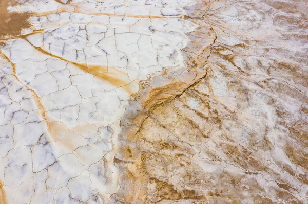 Glasierte rissige Sandstruktur. brauner und weißer Hintergrund — Stockfoto