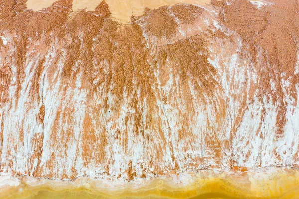 Sand mit Salz bedeckt, Textur. Schnee am Ufer — Stockfoto