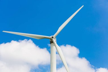 Mavi arka planda rüzgar türbini, yakın çekim. Yenilenebilir enerji kavramı. Rüzgarlı alan