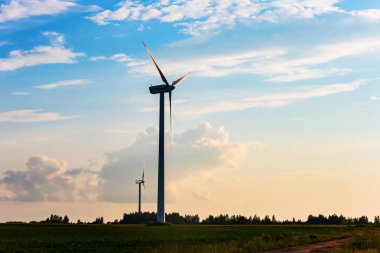 Rüzgar türbinleri kavramı. Yenilenebilir enerji kırsal da üretilmektedir. Kırsal alanda Akşam