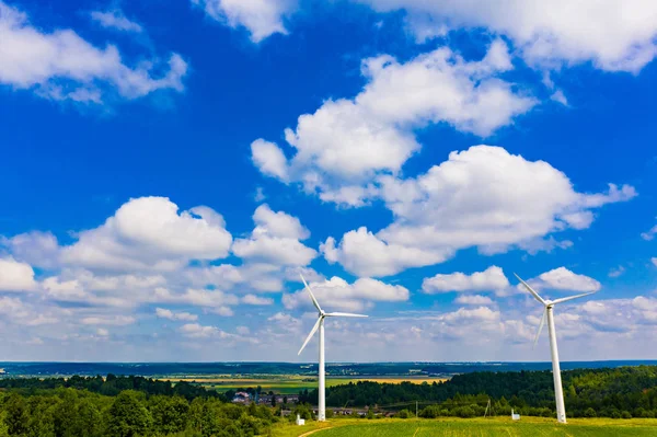 Gyönyörű kék ég fölött dombos területen nyáron. Megújulóenergia-koncepció. Szélturbinák vidéken — Stock Fotó