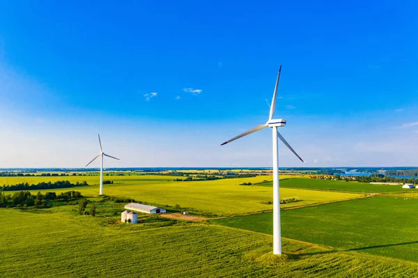 Yaz lık alanlarda rüzgar türbinleri, renkli hava manzarası. Alternatif enerji konsepti