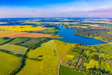 Güzel kırsal manzara. Saf doğa konsepti. Mavi göl ve parlak alanlar, hava manzarası