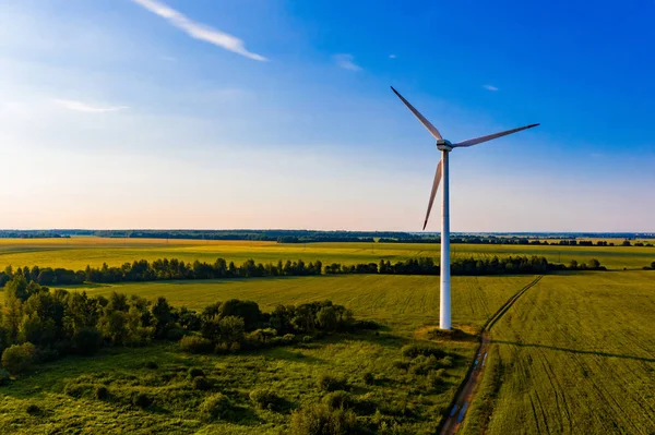 Színes légi táj. A vidéki térség alternatív energiaforrása. Villamosenergia-koncepció — Stock Fotó