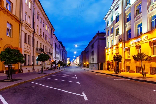 Prázdná ulice osvětlená žlutými světly, Minsk City — Stock fotografie