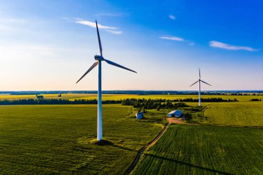 Yenilenebilir enerji kırsal, hava manzara üretilen. Çiftlikte yaz saati