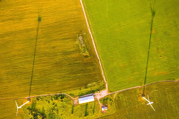 좁은 길은 녹색 농장 토지, 공중 풍경을 분리합니다. 풍력 에너지 개념 — 스톡 사진