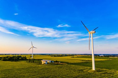 Mavi gökyüzü arka plan, hava manzara rüzgar türbinleri. Alternatif enerji konsepti