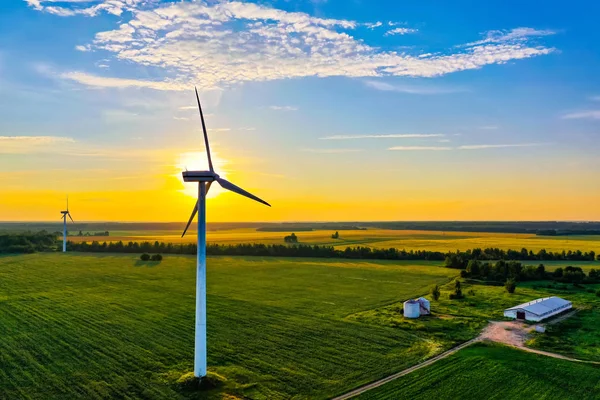 Napsütéses reggel a zöld vidéken, légi táj. Farmlands nyáron. Energia-előállítás — Stock Fotó