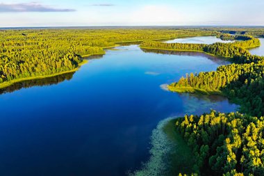 Parlak güneş ışığında büyük göl sistemi, havadan manzara. Recreatio kavramı. Avrupa 'da ekoloji