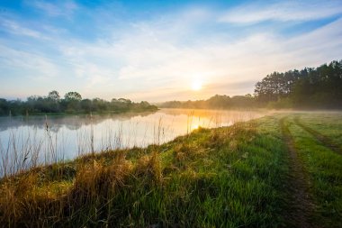 Saf çevre kavramı. Güneş sisli kırsal alanda yükselir. Kırsal kesimde sabah