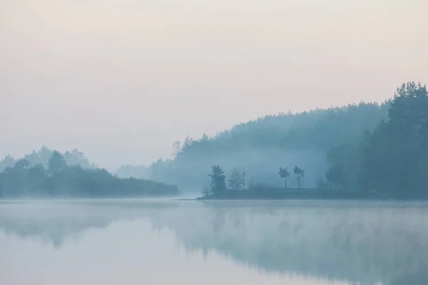 Brouillard gris sur le lac en zone rurale. Paysage matinal. Concept d'automne — Photo