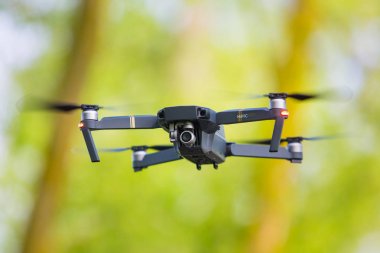 Drone kırsal kesimde açık havada fotoğraf çeker. Modern cihaz görüntüleri çekiyor