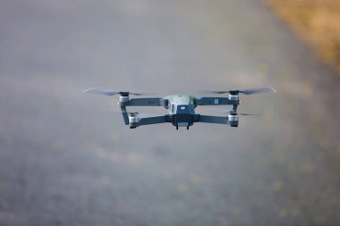 Mavic pro drone yerüzerinde uçuyor. Robot havada yakın çekim
