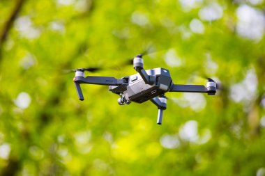 İlk drone mavic pro modeli yeşil parkta uçar. Fotoğrafçılık için kısıtlı alanlar
