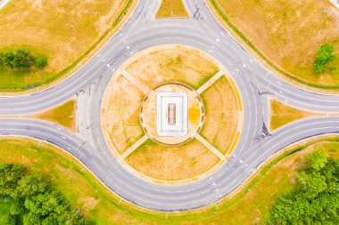 Döner kavşak hatları havadan üst görünüm. Seyahat konsepti