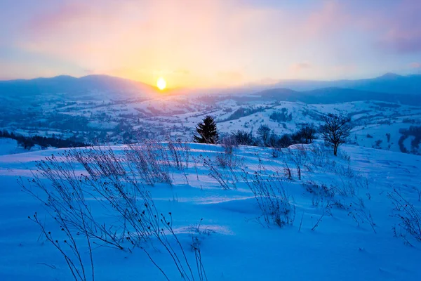 Magie v zimě. Studené ráno v horách, nádherná krajina. Slunce svítí přes kopce — Stock fotografie