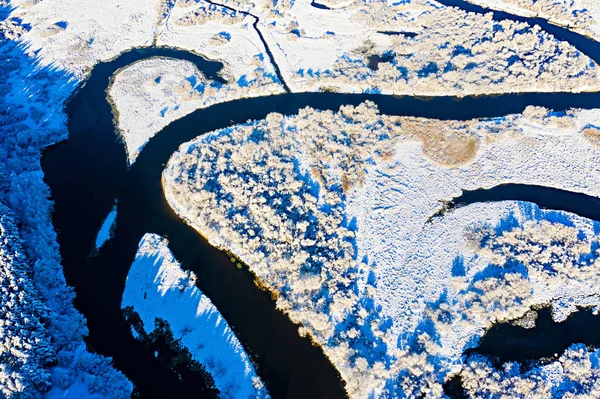 Der erste Schnee fiel auf dem Land, in der Luft. Flusskurven umgeben von gefrorenem Land — Stockfoto