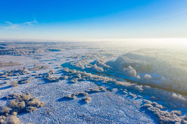 Manhã ensolarada começa na área rural, paisagem de inverno. Floresta, rio e pequena aldeia após a queda de neve — Fotografia de Stock