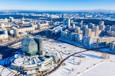 Minsk şehrinin üzerinde parlak güneş parlıyor, ulusal kütüphane hava manzarası
