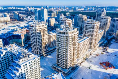 Parlak güneş, Minsk şehrinin yeni yerleşim alanının üzerinde parlıyor. Çağdaş yüksek binalar