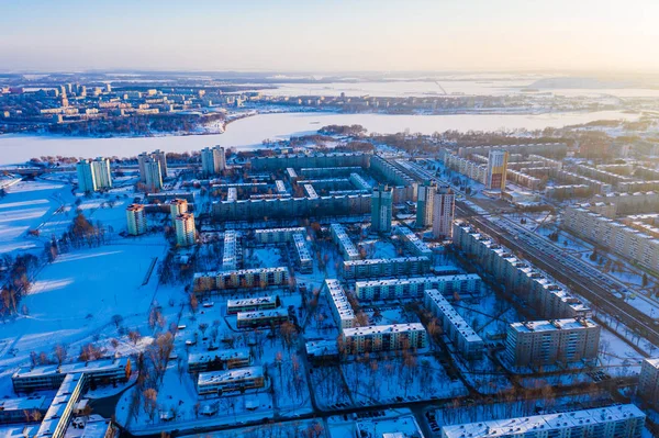 Eerste sneeuw bedekt woonwijk in Minsk stad, luchtfoto landschap — Stockfoto