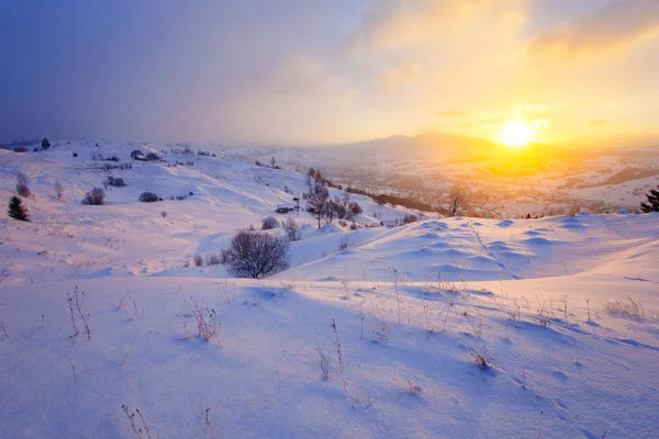 El sol brillante aparece sobre las montañas en la mañana fría. Concepto de helada severa —  Fotos de Stock