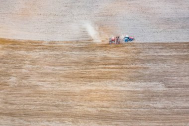 Bir traktör yay tarlasından geçiyor. Alan işleme, İHA saldırısı