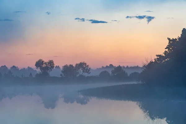 Dichter Nebel Auf Dem Fluss Morgengrauen Sanfter Leichter Nebel Versperrt — Stockfoto
