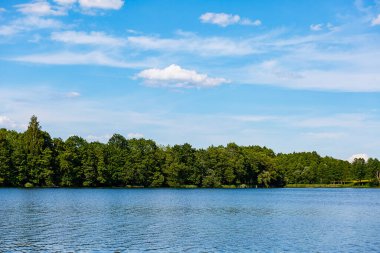 Sessiz bir gölün üzerindeki Temmuz manzarası. Kamp.