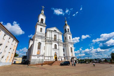 Vitebsk, Belarus - 20 Temmuz 2019 - Mavi gökyüzünün arka planında Vitebsk Piskoposluğu Kadın Manastırı